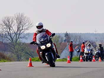 Auf dem Slalomkurs bekommen die Motorradfahrer ein Gefühl für ihre Maschinen.  Foto: Tina Meier