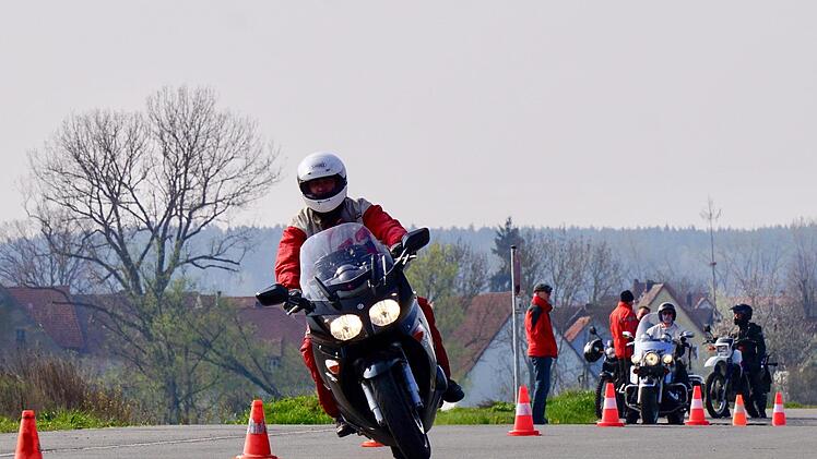 Auf dem Slalomkurs bekommen die Motorradfahrer ein Gefühl für ihre Maschinen.  Foto: Tina Meier