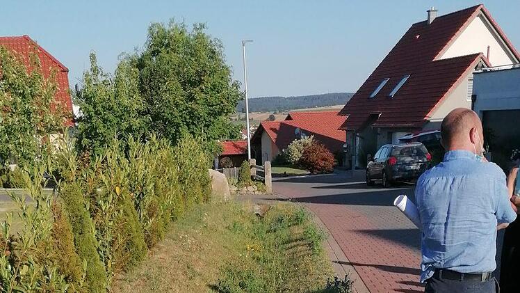 Die Entwässerungsgräben im Baugebiet "Eller IV" nahmen die Oberleichtersbacher Räte in Augenschein. Foto: Wolfgang Saam