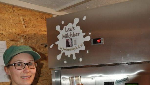 Stolz ist Lea Schleicher auf den neuen Milchautomaten, aus dem sich die Kunden rund um die Uhr Frischmilch kaufen können.