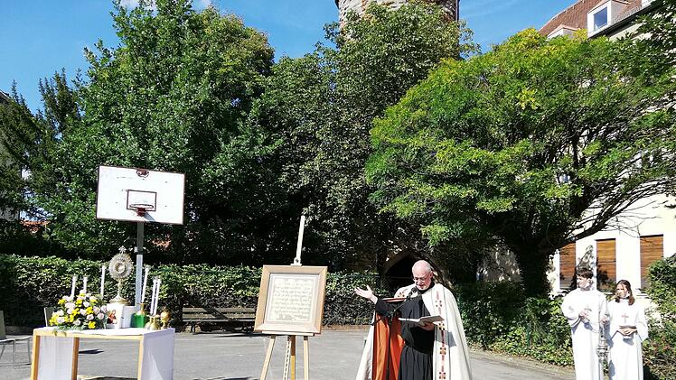 Gelobter Feiertag in Münnerstadt - Andacht am Dicken Turm. Foto: Heike Beudert