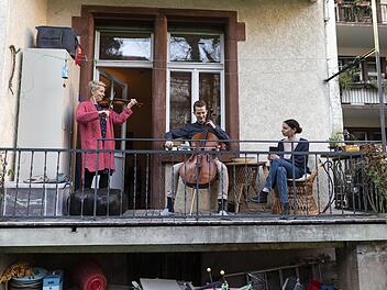 Musik vom Balkon zu Beginn der Corona-PandemieFoto: Patrick Seeger/dpa