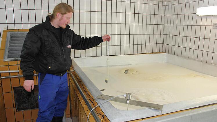 Robert Smith prüft im Gärkeller, wie stark sich der Zucker in Alkohol umgewandelt hat.  Foto: Schedel
