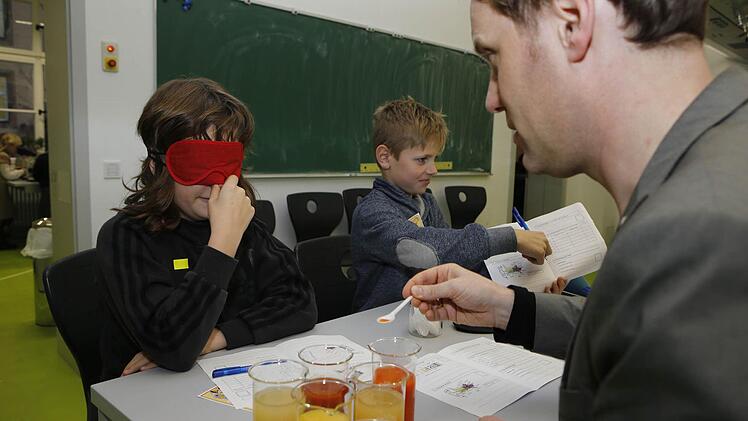 Jorge Groß, Professor für Didaktik der Naturwissenschaften, testete den Geschmack der Kinder.  Foto: Matthias Hoch