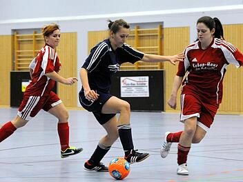 Ab durch die Mitte: Vanessa Heinrich vom SV Albertshausen behauptet den Ball gegen zwei Spielerinnen der TG Schweinfurt. Foto: Hopf