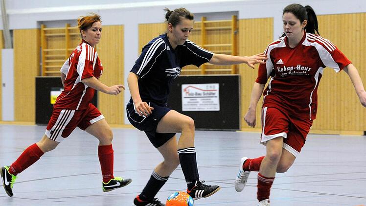 Ab durch die Mitte: Vanessa Heinrich vom SV Albertshausen behauptet den Ball gegen zwei Spielerinnen der TG Schweinfurt. Foto: Hopf