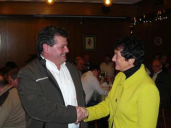 SPD-Kreisvorsitzende Inge Aures gratuliert dem Spitzenmann auf der Pressecker Gemeinderatsliste, Gerd Leinfelder. Foto: Klaus-Peter Wulf