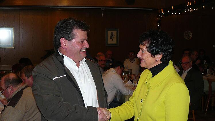 SPD-Kreisvorsitzende Inge Aures gratuliert dem Spitzenmann auf der Pressecker Gemeinderatsliste, Gerd Leinfelder. Foto: Klaus-Peter Wulf