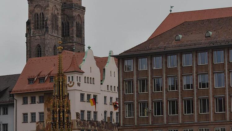 Pflasterwüste mit Schönem Brunnen, Rathaus und den Türmen der Sebalduskirche : der Hauptmarkt. Foto: Nikolas Pelke