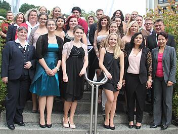 Insgesamt 16 von 18 Prüflingen haben das Examen der Berufsfachschule für Krankenpflege am Klinikum Kulmbach bestanden und kamen auf einen Gesamtdurchschnitt von 2,4. Foto: Sonja Adam