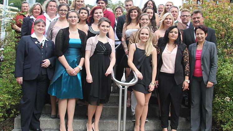 Insgesamt 16 von 18 Prüflingen haben das Examen der Berufsfachschule für Krankenpflege am Klinikum Kulmbach bestanden und kamen auf einen Gesamtdurchschnitt von 2,4. Foto: Sonja Adam