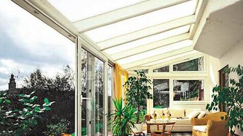 Nicht nur in der dunklen Jahreszeit ein Genuss: Mit transparenten Dachflächen, beispielsweise auf dem Wintergarten, kann man zu jeder Jahreszeit sein Wohnzimmer im Grünen genießen.