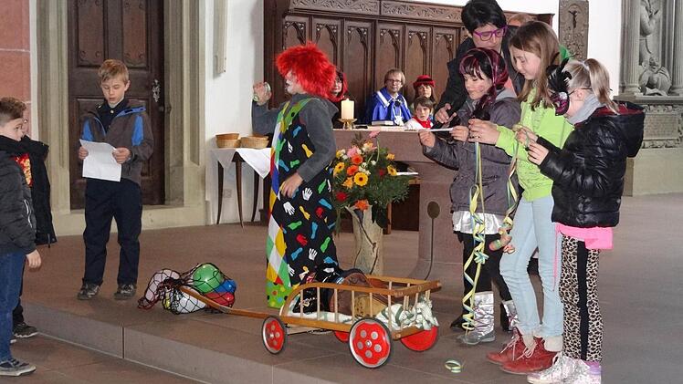Mädchen und Jungen, die in wenigen Wochen in Ebern zur Erstkommunion gehen werden, haben den Faschingsgottesdienst mit Witz und Charme gestaltet.