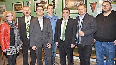 Die neue Vorstandsmannschaft des SV Friesen mit (von links) Stadträtin Marina Schmitt, Zweitem Vorsitzenden Werner Saal, Vorsitzendem Alexander Graf, Schatzmeister Bernd Assion, Drittem Vorsitzenden Josef Geiger, Bürgermeister Wolfgang Beiergrößlein und Schriftführer Martin Fischer.