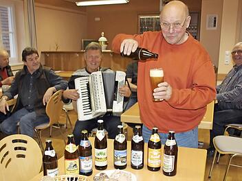 Als "Manager" der Kulturfreunde Reutersbrunn schenkte Hans Jopp aus Pfarrweisach das erste Glas der Bierverköstigung anlässlich des Jubiläums des Bayerischen Reinheitsgebotes ein. Im Vordergrund die acht Sorten, die es zu testen galt. Foto: Ralf Kestel