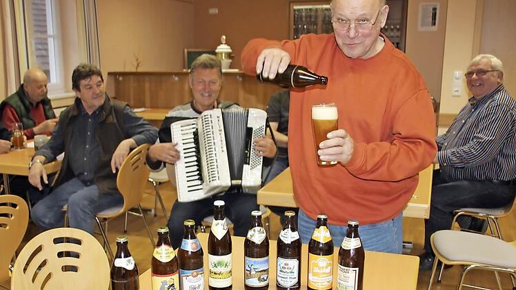 Als "Manager" der Kulturfreunde Reutersbrunn schenkte Hans Jopp aus Pfarrweisach das erste Glas der Bierverköstigung anlässlich des Jubiläums des Bayerischen Reinheitsgebotes ein. Im Vordergrund die acht Sorten, die es zu testen galt. Foto: Ralf Kestel