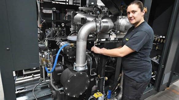 Mechatronikerin Daniela Fellisch baut in eine Druckluftanlage elektronische Komponenten ein. Dieser nach Kundenwunsch gefertigte Kompressor geht nach Indonesien. Foto: Ronald Rinklef