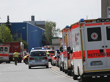 Etwa 50 Einsatzkr&auml;fte r&uuml;ckten am Freitag in N&uuml;rnberg aus - mehrere Menschen hatten &uuml;ber Atemreizungen geklagt. Die Ursache bleibt unklar. Foto: NEWS5 / Grundmann