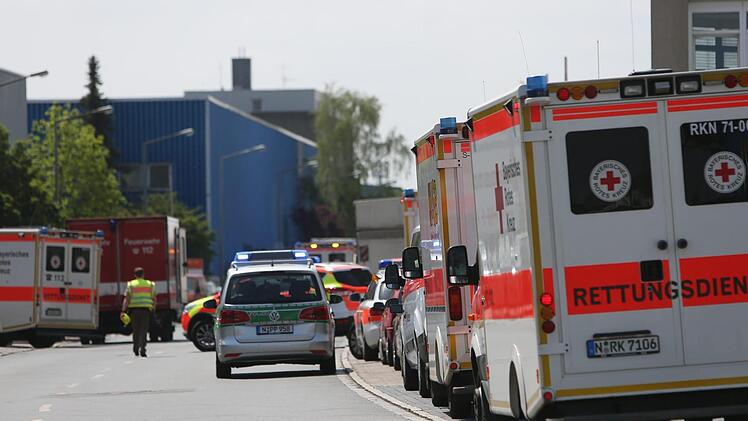 Etwa 50 Einsatzkr&auml;fte r&uuml;ckten am Freitag in N&uuml;rnberg aus - mehrere Menschen hatten &uuml;ber Atemreizungen geklagt. Die Ursache bleibt unklar. Foto: NEWS5 / Grundmann