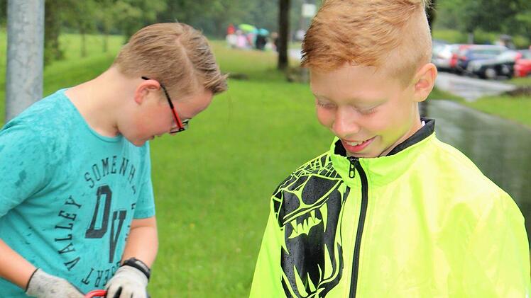 Bewaffnet mit Handschuhen, Eimern und Tüten zogen die Schüler los, um achtlos weggeworfenen Unrat zu beseitigen.  Foto: Julia Raab