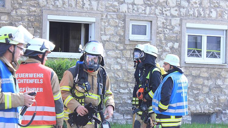 Mit Atemschutztrupps betraten die Feuerwehren das Haus. Foto: Dominic Buckreus