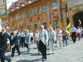 Bei der jährlichen Fronleichnamsprozession pilgern Mitglieder des Katholischen Kasinos Bamberg hinter ihrer Vereinsfahne mit.    Bärbel Meister