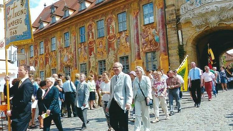 Bei der jährlichen Fronleichnamsprozession pilgern Mitglieder des Katholischen Kasinos Bamberg hinter ihrer Vereinsfahne mit.    Bärbel Meister