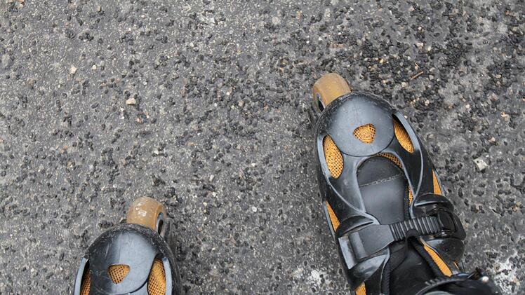 Kleine Steinchen auf der Strecke machen Skatern zu schaffen. Foto: Ulrike Müller
