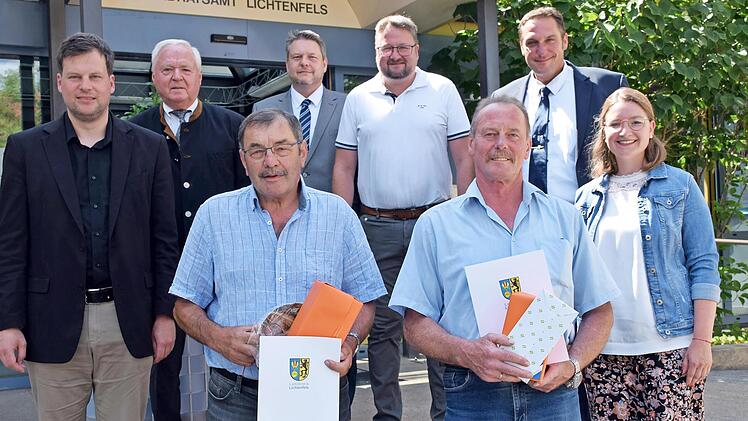 Seit 40 Jahren sind (vorne von links) Nikolaus Gehringer aus Kümmersreuth und Stephan Seelmann aus Reundorf Feldgeschworene.