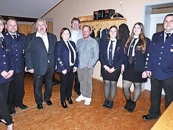 Die Verantwortlichen der Freiwilligen Feuerwehr Lanzendorf sind auf die Nachwuchsgewinnung sehr stolz (von links): Sabine Kohl, Kommandant Daniel Kohl, B&uuml;rgermeister Gerhard Schneider, Anja Gumtow, Sven Kosater, Emily K&uuml;hn, Sophie Ma&szlig;berger und Vo...