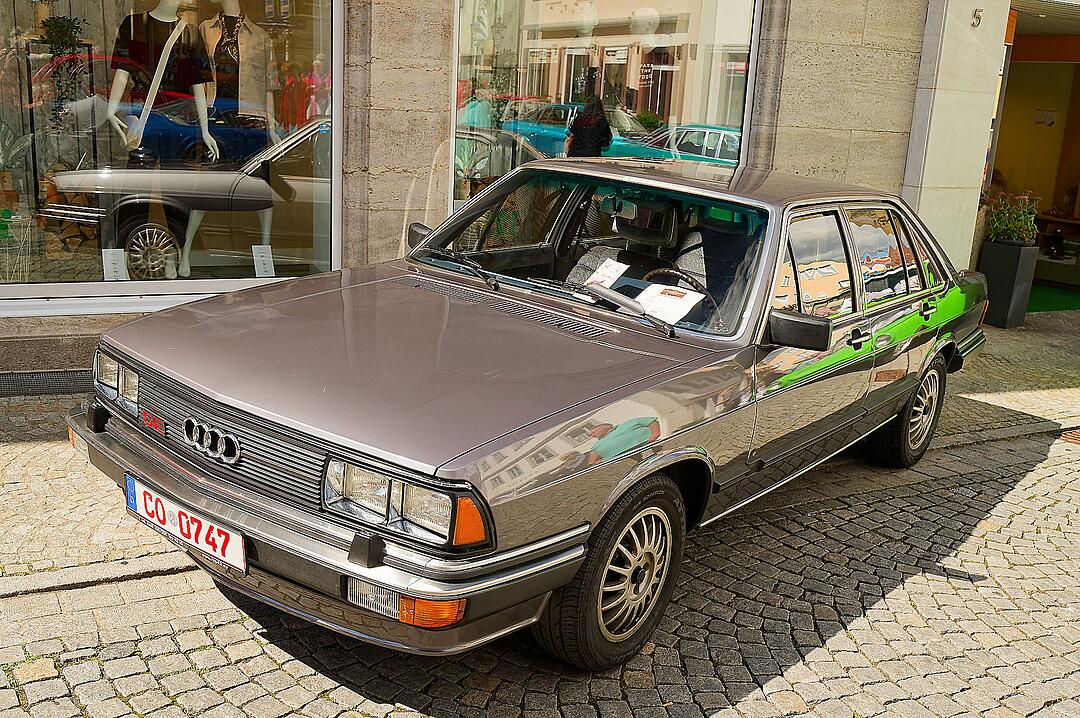 Historische Automobile und Motorräder