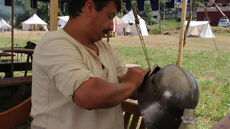 1453 lebte Ritter Eduard Mews aus Wiesbaden. Sorgsam putzte er seinen Ritterhelm, der ohne Pflege rosten würde.