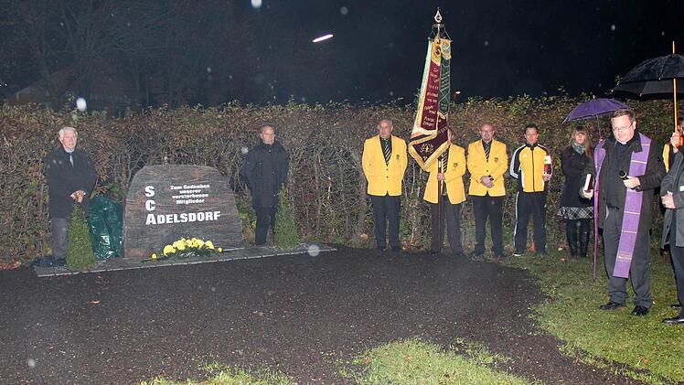 Ein Gedenkstein für verstorbene Mitglieder wurde gesegnet.