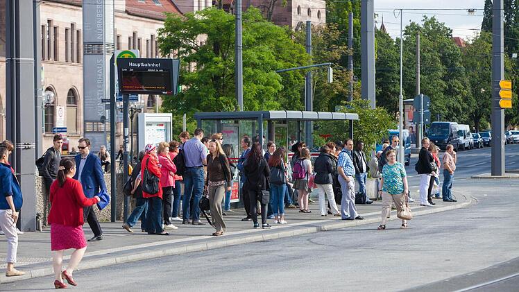 Wartenden Fahrgaesten am Donnerstag (26.06.2014) am Hauptbahnhof in Nuernberg. Die Gewerkschaften haben heute erneut zu einem Warnstreik aufgerufen. Verkehrschaos in Nuernberg.Foto: News5 / Grundmann