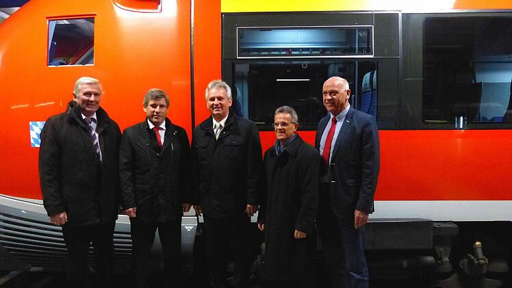 Karl Pöhlmann, Uwe Domke (DB Regio), Werner Diersch, Karl Philipp Erler und Hermann Anselstetter (von links). Foto: Dieter Hübner