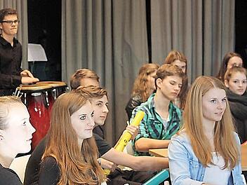 Bei den Feierlichkeiten zum Erhalt des Qualitätssiegels "Bundesregion" spielten die Schüler der Q11 des Jack-Steinberger-Gymnasiums Bad Kissingen eine "Klassenzimmer-Rama-Samba".  Foto: Robert Huger