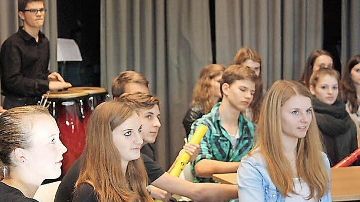Bei den Feierlichkeiten zum Erhalt des Qualitätssiegels "Bundesregion" spielten die Schüler der Q11 des Jack-Steinberger-Gymnasiums Bad Kissingen eine "Klassenzimmer-Rama-Samba".  Foto: Robert Huger