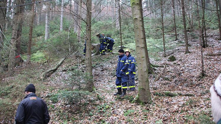 Kräfte des THW verankerten die Stahlseile, mit denen der Havarist abgesichert wurde, an Bäumen.   Foto: Friedwald Schedel