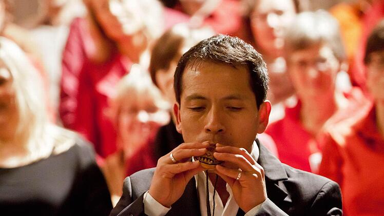 Gemeinsam mit der peruanischen Instrumentalgruppe "Indoamerika Perumanta" führte der Chor "Unerhört" Musik von Ariel Ramirez in der Coburger Heilig-Kreuz-Kirche auf.Foto: Jochen Berger