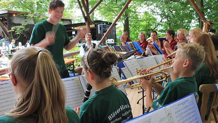 Die Bläserklassen im Musikverein Döllautaler Motten "Haubenrocker" und Erwachsenenbläserklasse "Spätzünder". Foto: Birgit Will