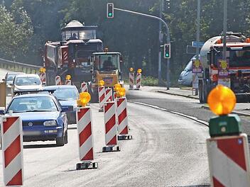 Die Bauarbeiten auf der B 85 und der Bayreuther Straße haben begonnen. Erst am 24. August ist die Bundesstraße wieder in beiden Richtungen befahrbar. Fotos: Alexander Hartmann