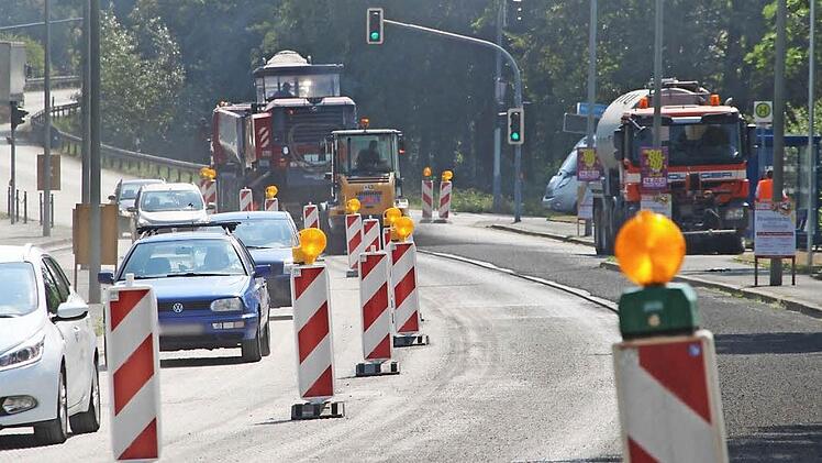 Die Bauarbeiten auf der B 85 und der Bayreuther Straße haben begonnen. Erst am 24. August ist die Bundesstraße wieder in beiden Richtungen befahrbar. Fotos: Alexander Hartmann