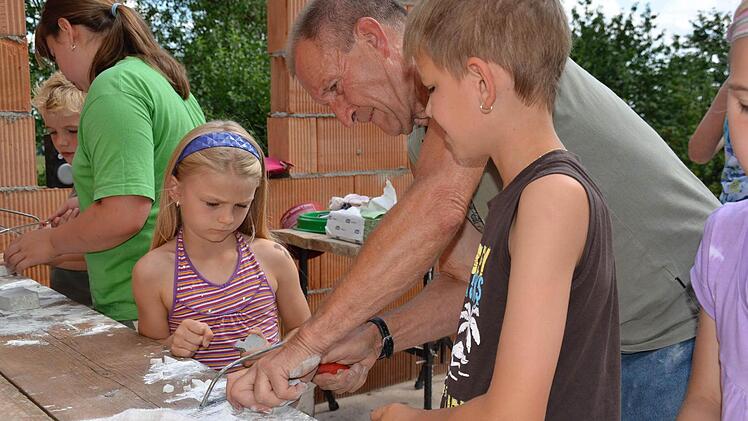 Archivfoto vom Sommer 2011: Hier ist der Vereinsvorsitzende Siegfried Hoechst mit Kindern beim Ferienprogramm aktiv. Foto: Kathrin Kupka-Hahn