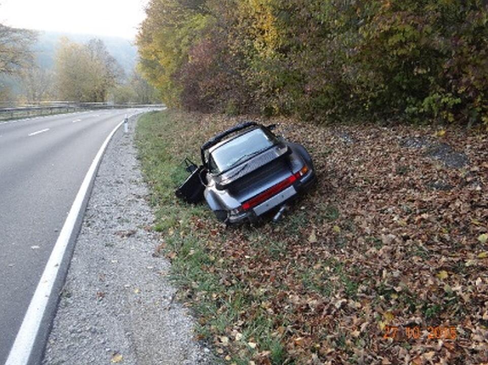 Porsche landet in Graben - Fahrer flieht