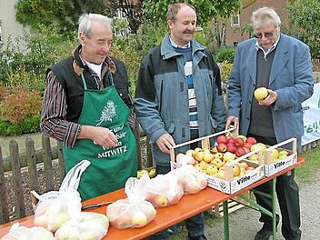 Haben sich für 2016 einiges vorgenommen (von links): Horst Heinlein, Kreisvorsitzender Fritz Pohl und Edgar Bärenz. Längst ist der Kronacher Apfelmarkt zu einer Erfolgsgeschichte geworden. Foto: Gerd Fleischmann