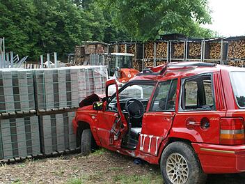 Völlig demoliert wurde das Auto des 67-Jährigen, dessen Irrfahrt zuletzt durch eine Palette voller Betonpflastersteine gebremst wurde. Foto: sw