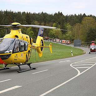 Schwerer Unfall im Landkreis Hof - Hubschraubereinsatz