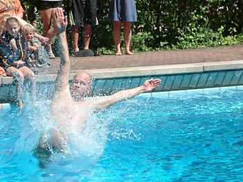 Und ab geht die Post ins Wasser.Hans Franz
