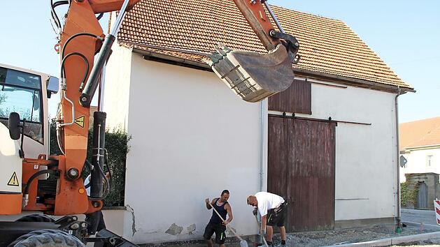 Mit Hochdruck wird in Wermerichshausen an der Fertigstellung der Ortsdurchfahrt gearbeitet. Fotos: Heike Beudert