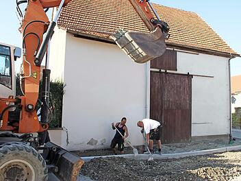 Mit Hochdruck wird in Wermerichshausen an der Fertigstellung der Ortsdurchfahrt gearbeitet. Fotos: Heike Beudert